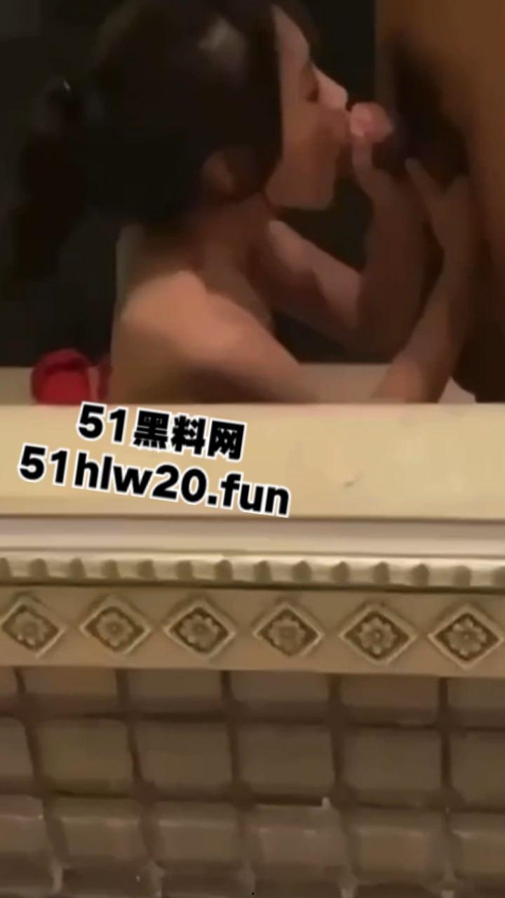 广州反差婊网瘾少女【陈敏仪】清纯颜值极品嫩妹，裸露粉嫩鲍鱼给炮友无套干，跪地吃鸡被射一脸。-5