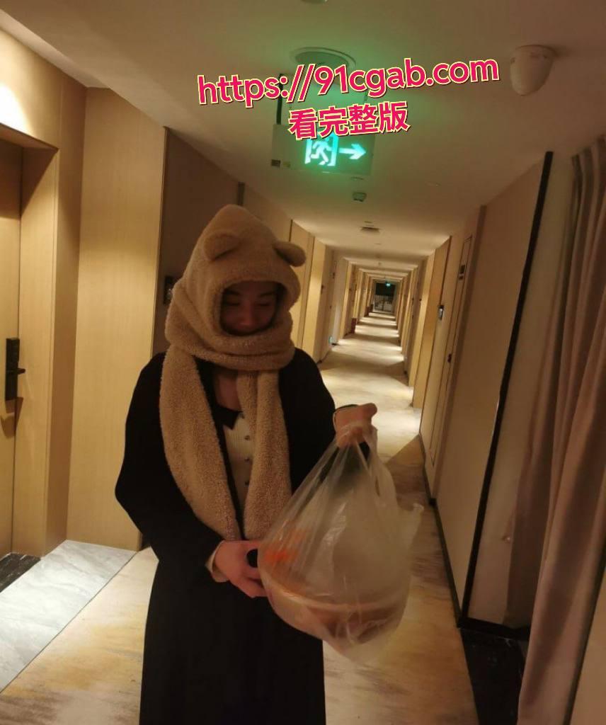 浙江宁波某公司旅游规划师姚敏，刚结婚没多久就饥渴难耐，瞒着老公网上卖逼求刺激-1