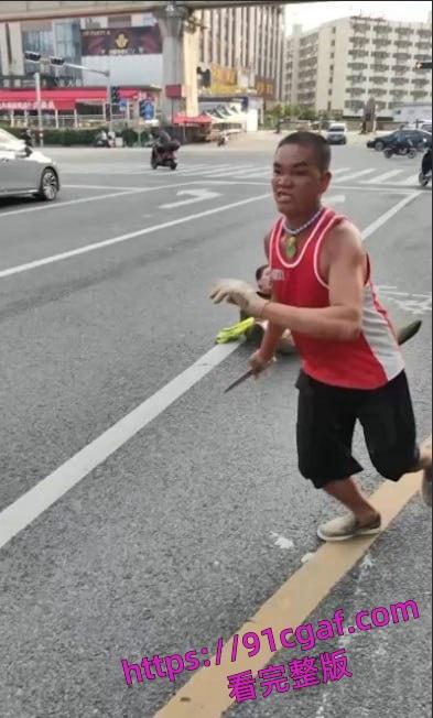 广西南宁兴宁区近日发生一起街头抢劫伤人事件抢劫后持刀无差别捅人-1