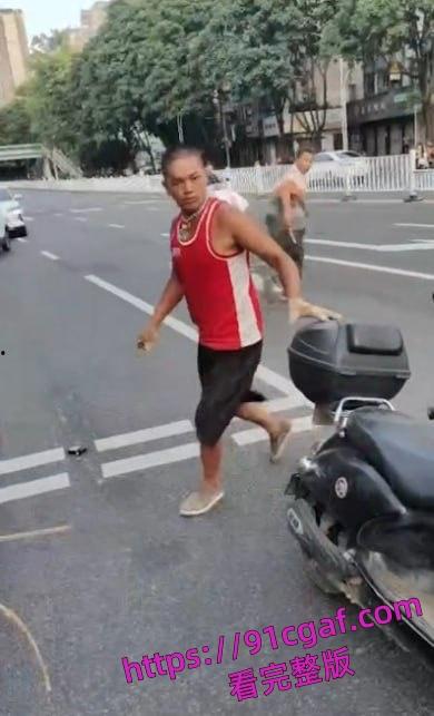 广西南宁兴宁区近日发生一起街头抢劫伤人事件抢劫后持刀无差别捅人-2