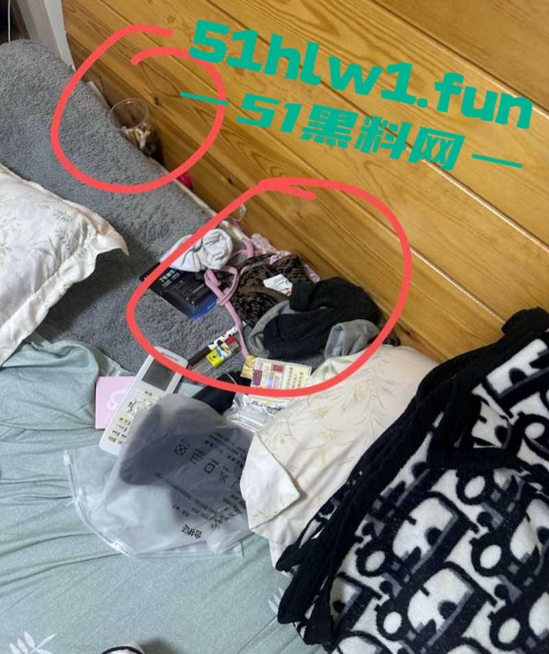 常州精神小妹【费雨心】爆炸性丑闻，一个月换6个男人，射精一床让闺蜜睡，内裤随手扔枕头简直离谱！-15