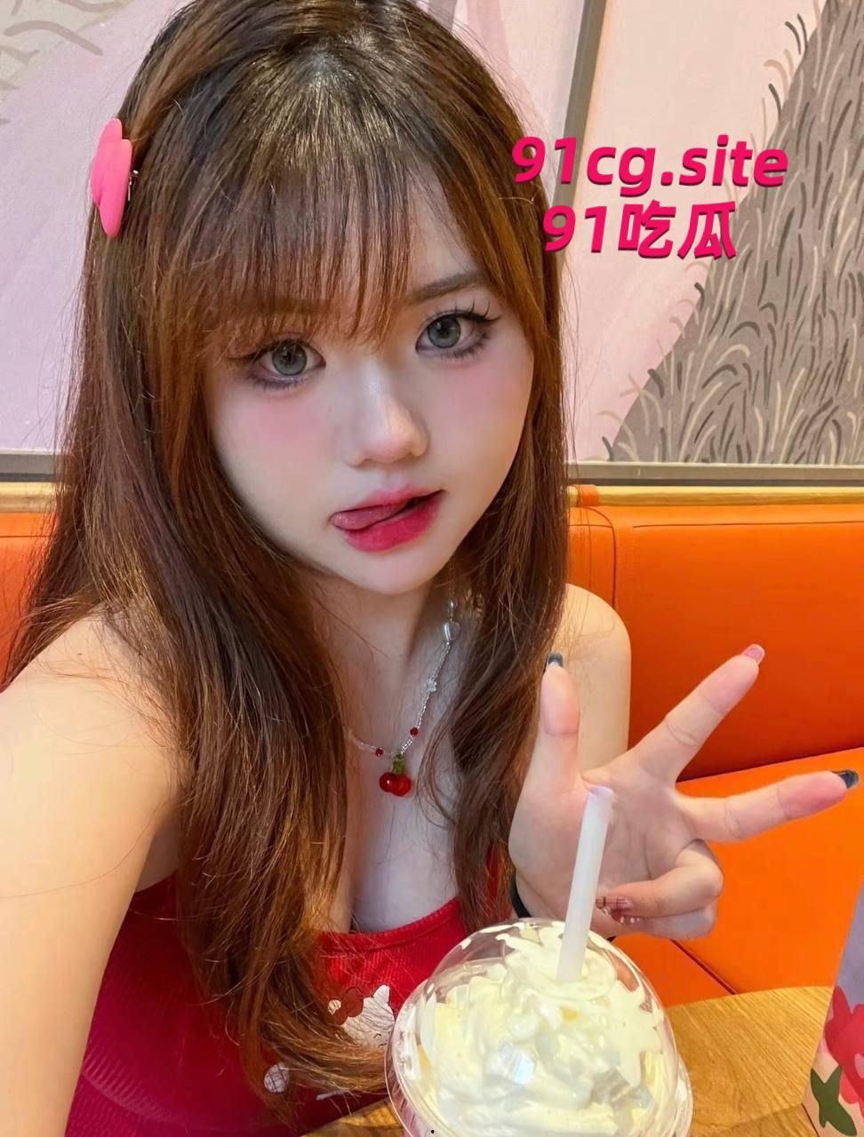 杭州微胖嫩妹李淑研清纯反差，性欲强每周操逼，只见画面中，她就一脸魅惑的躺在床上-1