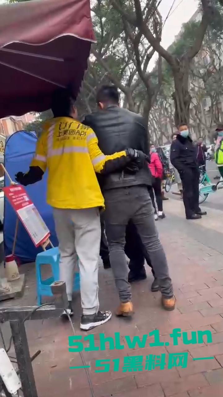 上海花园小区，保安和外卖员互殴。老头为难外卖员，对其进行辱骂侮辱，被外卖小哥抡头盔爆揍！-7