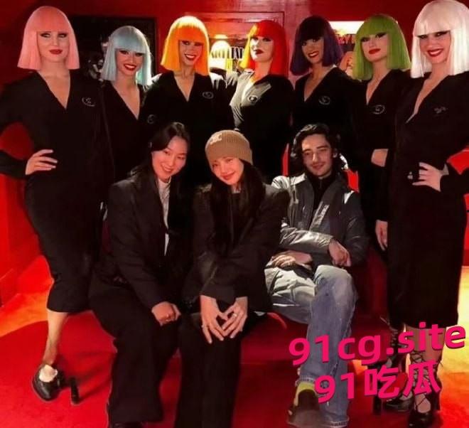 Lisa出席法国疯马秀夜总会，3天5场脱衣舞-3