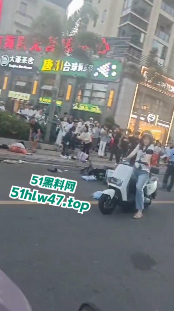 海南三亚金鸡岭路口惊现马路杀手，60岁大妈开货车撞飞一堆电驴和行人，现场十分凄惨混乱！-1