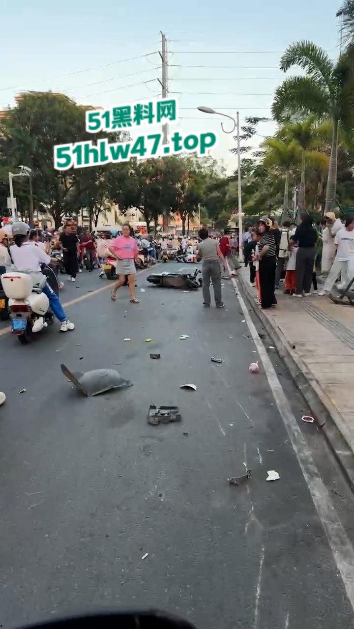 海南三亚金鸡岭路口惊现马路杀手，60岁大妈开货车撞飞一堆电驴和行人，现场十分凄惨混乱！-5