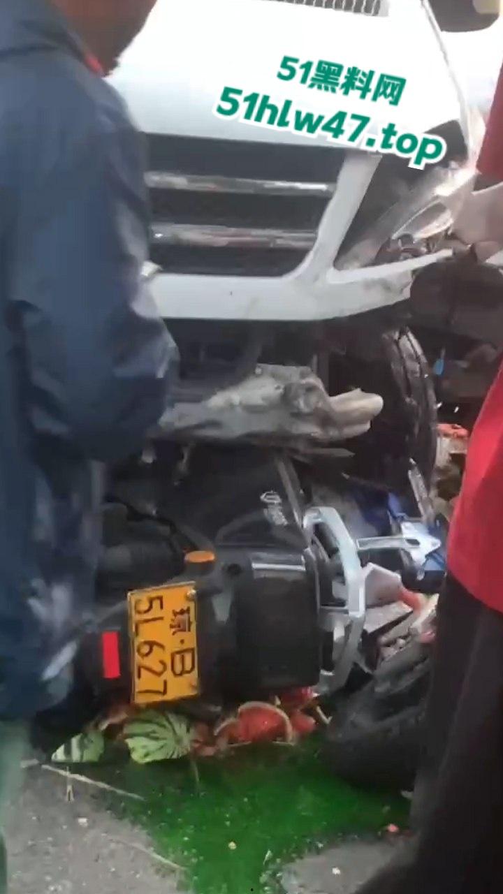 海南三亚金鸡岭路口惊现马路杀手，60岁大妈开货车撞飞一堆电驴和行人，现场十分凄惨混乱！-6