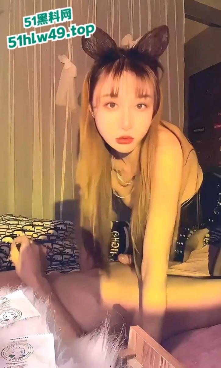 国产网红TS女优，高颜值人妖母狗性感黑丝美腿淫荡口交深喉，舔金主爸爸大肉棒蛋蛋，后入抽插肛交爆菊！-3