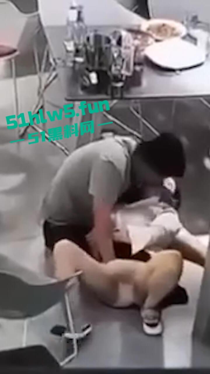 监控实拍！户外激情老玩家大庭广众之下直接啪啪，公共场所直接兽欲大发控制不住发泄。-9