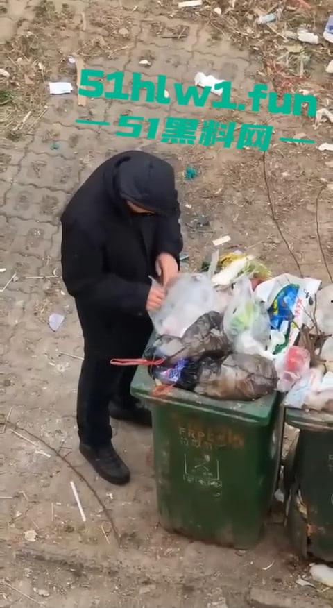 超变态的性癖爱好吗，男子在垃圾桶翻女生带血卫生巾舔舐，蚊子见了都要称赞牛逼。-6