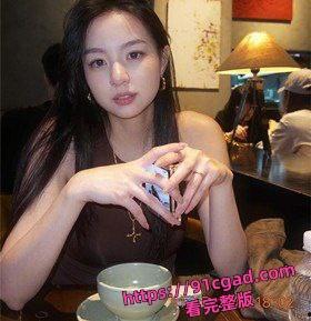 26w粉丝网红 Helen何美仪和金主约炮视频流出，制服诱惑露脸实锤，爽到高潮表情真淫荡！-1