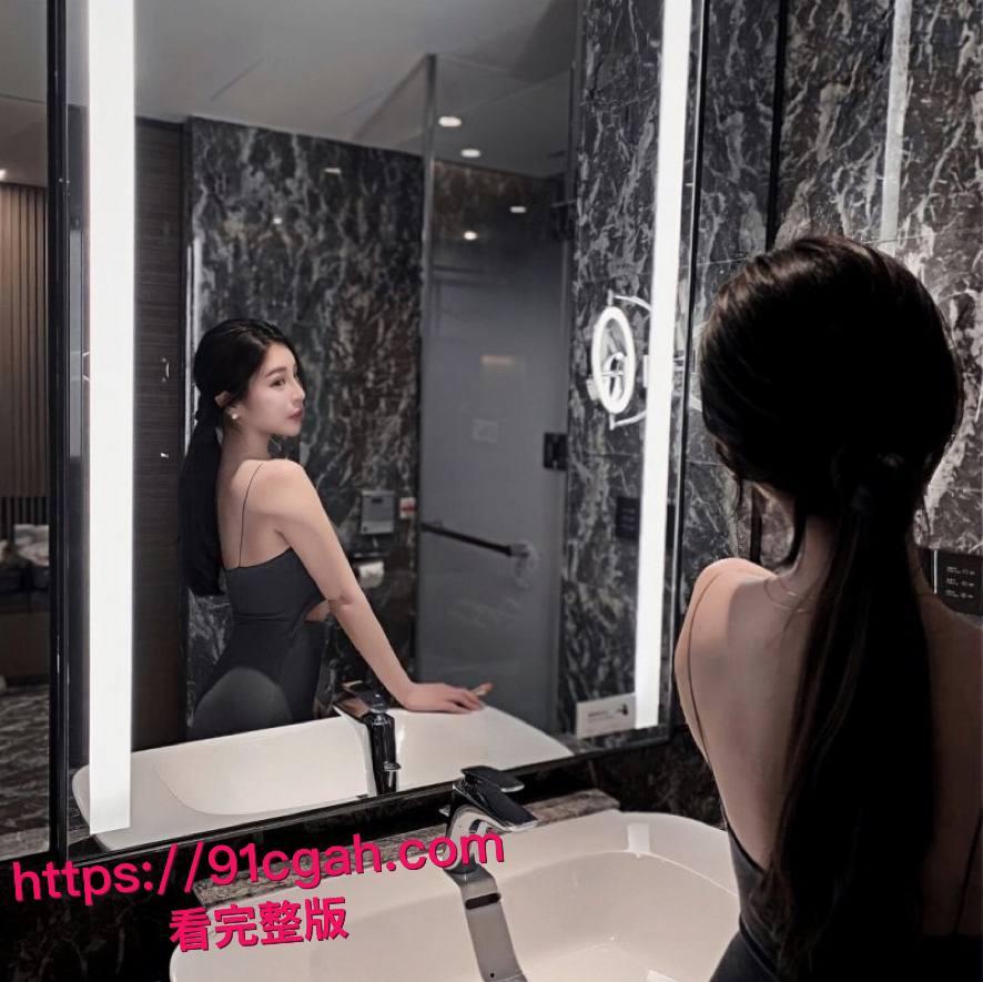 约炮大神约操高颜值白领 模特身材 车上卖力口交 酒店无套爆操 浪叫声响彻房间！-1