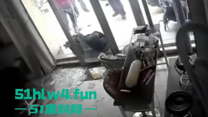 广东汕尾狗男女偷情被发现，原配开车撞男小三，下死手暴力殴打人差点没了！-2