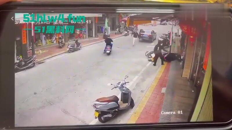 广东汕尾狗男女偷情被发现，原配开车撞男小三，下死手暴力殴打人差点没了！-4