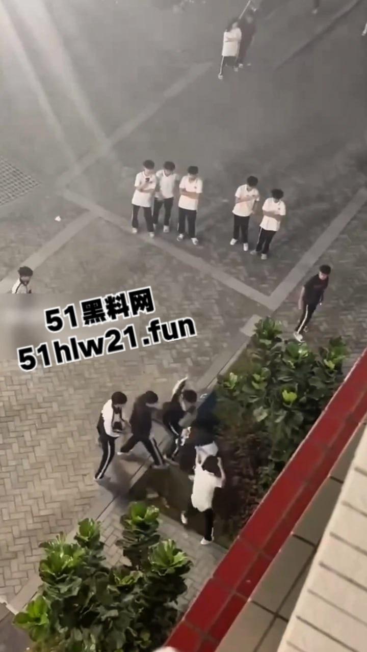 小电影情节照进现实，高中生把同学母亲给操怀孕，儿子知道后直接在学校打起来了！-7