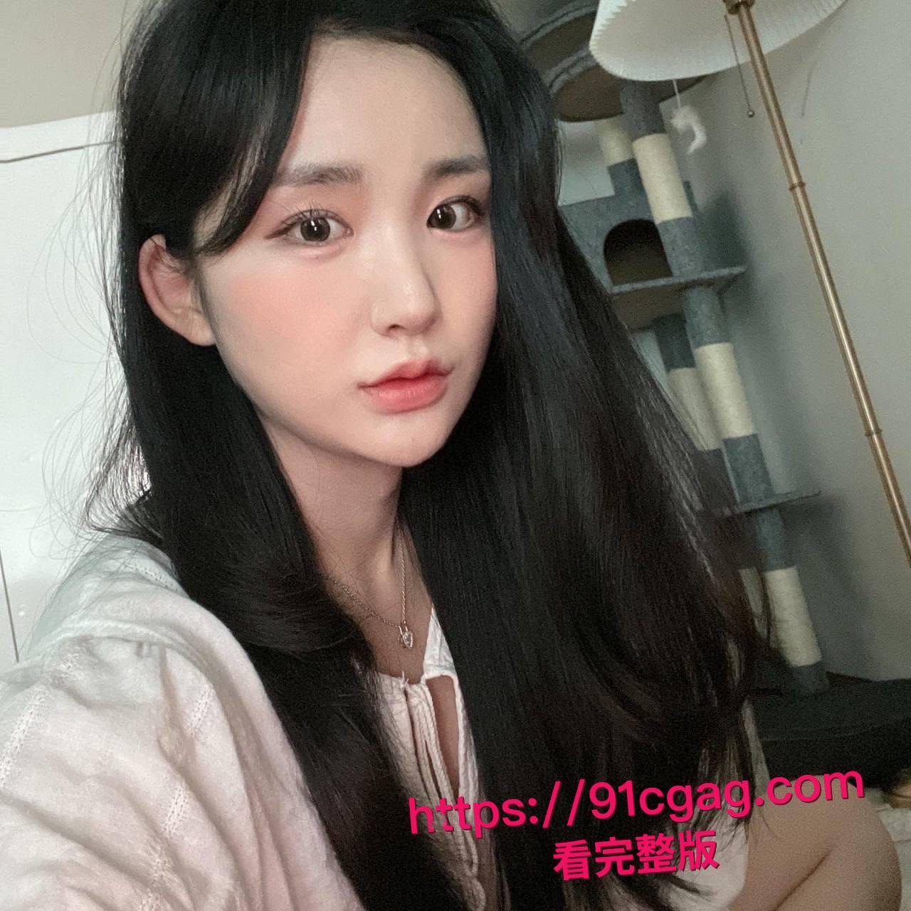 韩国小骚货安在英街头掀裙露逼撩人，酒店被欧巴大鸡巴无套后入干到喷水，口爆颜射后舔净精液的浪荡一夜-5