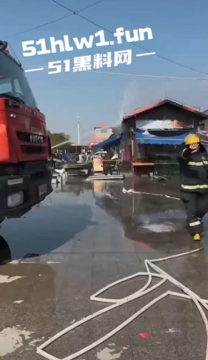 广西钦州北部湾大学城一糖水铺 因小孩放鞭炮引发火灾 现场浓烟滚滚真是造孽！-4