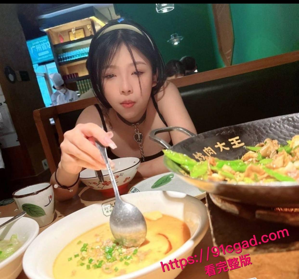 李子玉 被男友开发调教 变成爱户外露出的骚货母狗 口交舔脚变态玩法！-1