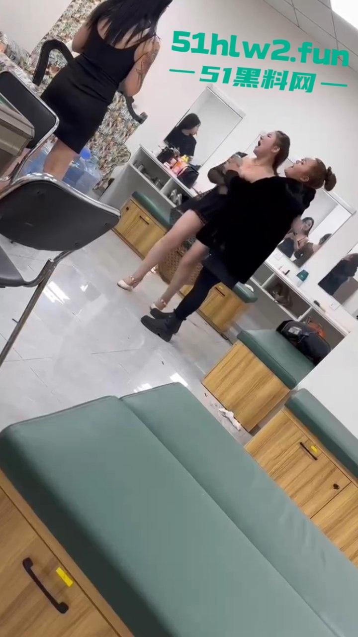 按摩会所女技师吵架，在候场房俩骚鸡对战露出大胸器那一刻，这姐妹就已经赢了这大奶子太顶了。-5