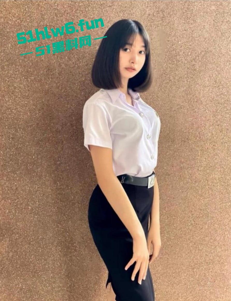 泰国拉拉队女神【Kae】还在上高中的极品尤物，三点粉嫩性感诱人自慰视频流出。-1