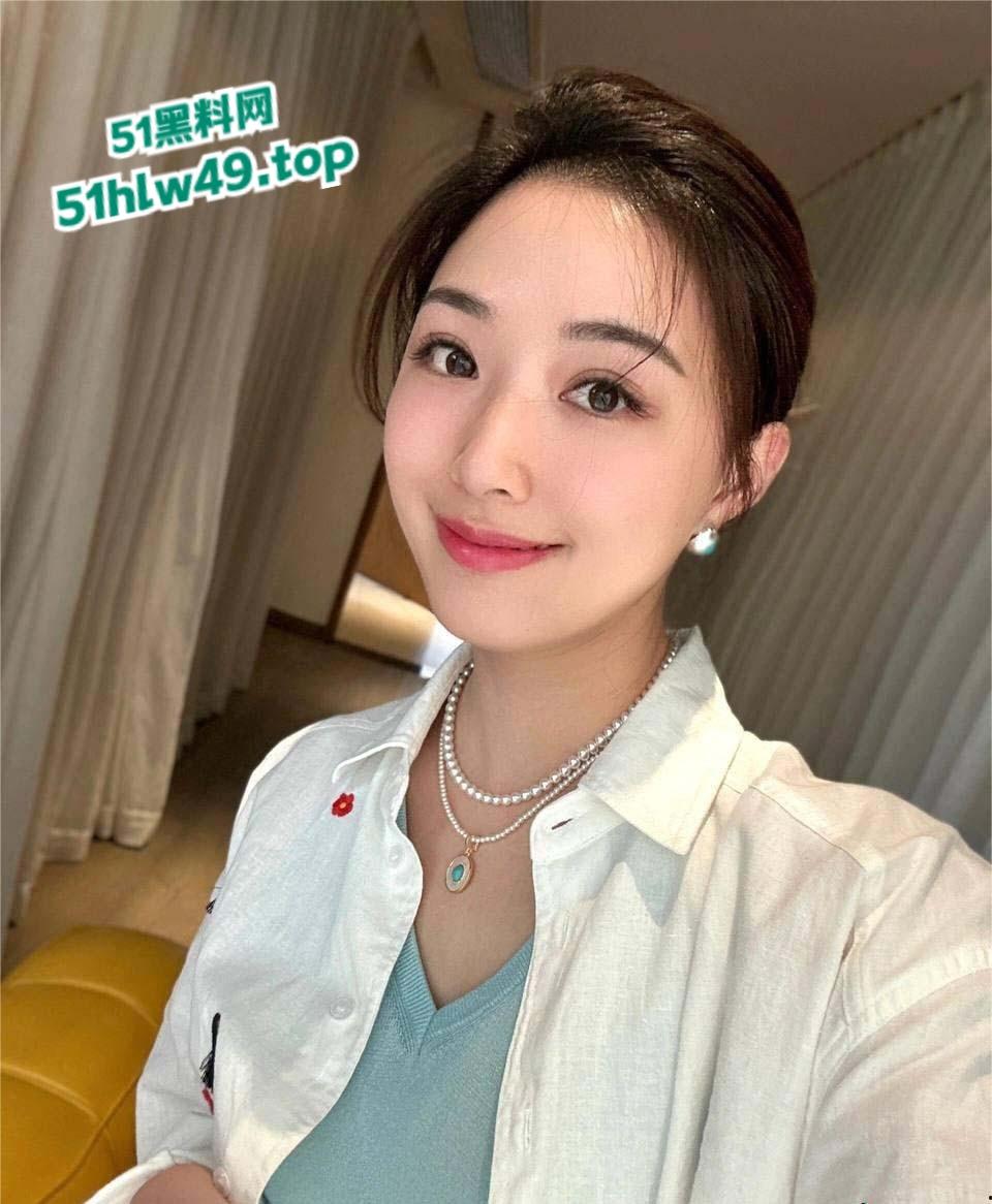 无锡美容院老板娘【李瑾妍】正值性欲旺年，网上到处约炮不雅视频被炮友泄密，90后宝妈尺度全开!-2