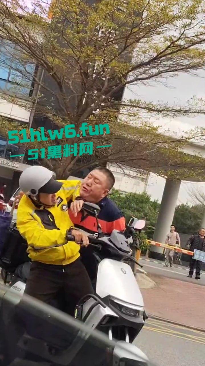 广东东莞网约车路怒哥，下车辱骂外卖员后备箱掏出铁棍，结果只是虚张声势吓唬人死活不敢动手。-4
