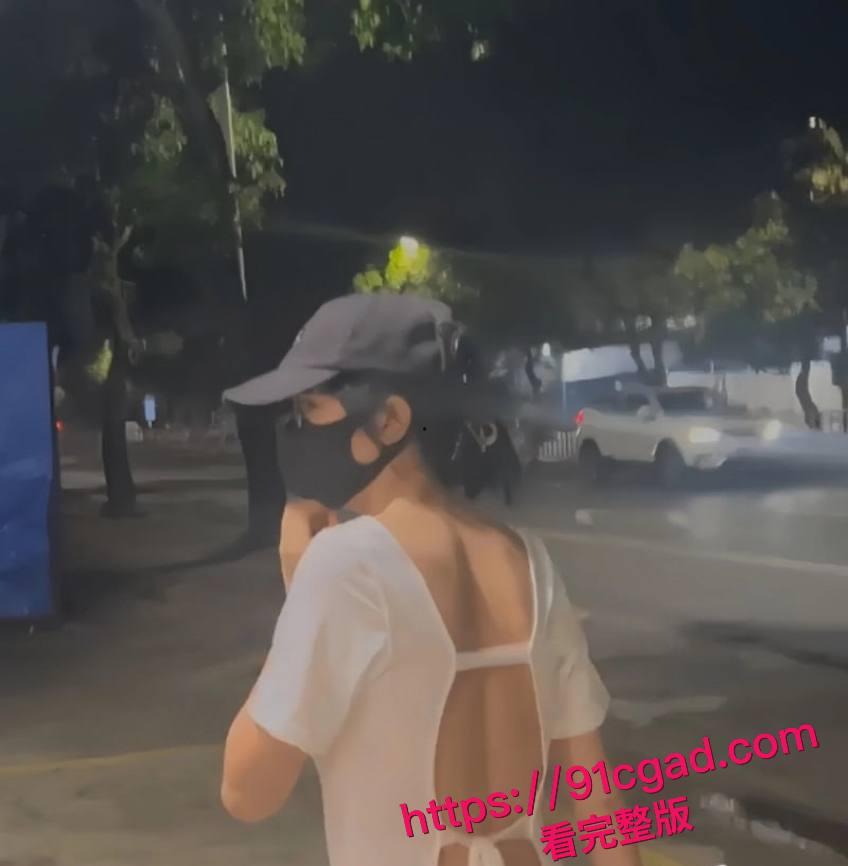 极品骚女 cikaimoon 傍晚赤裸游街 偷偷调戏看门大爷-1