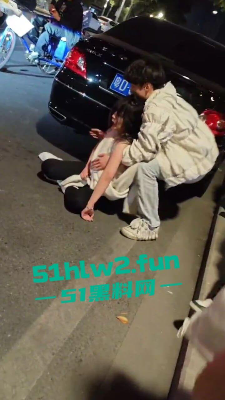 汕头小仙女和闺蜜喝醉被三男子搭讪，结果小仙女直接暴走当街殴打辱骂男子，这是真猖狂啊。-5