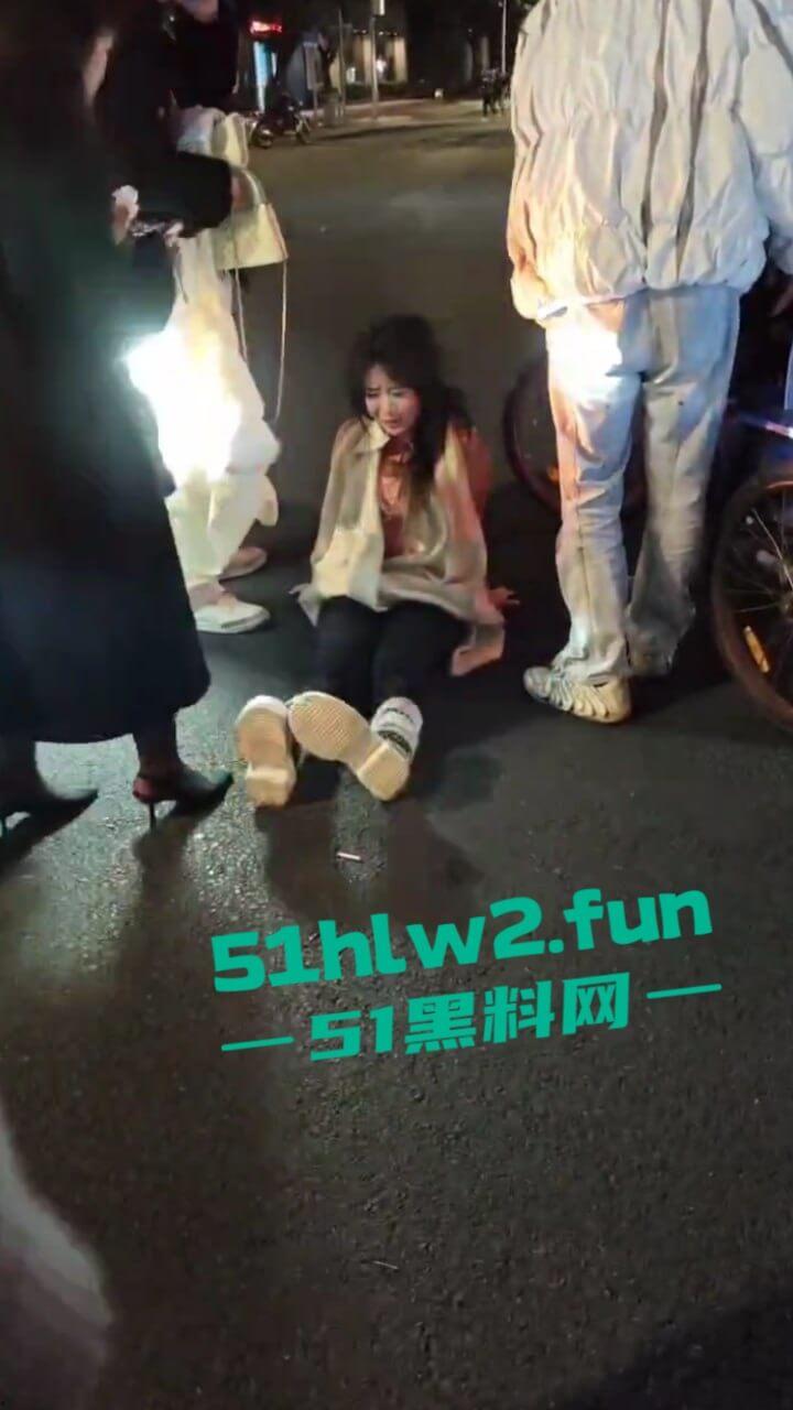 汕头小仙女和闺蜜喝醉被三男子搭讪，结果小仙女直接暴走当街殴打辱骂男子，这是真猖狂啊。-7