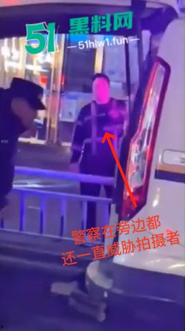 福建南平惊险一男子在夜宵摊用刀具不停地捅刺一女生，这种男子就会欺负小女生。-2