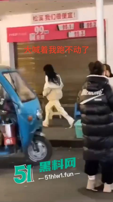 福建南平惊险一男子在夜宵摊用刀具不停地捅刺一女生，这种男子就会欺负小女生。-3