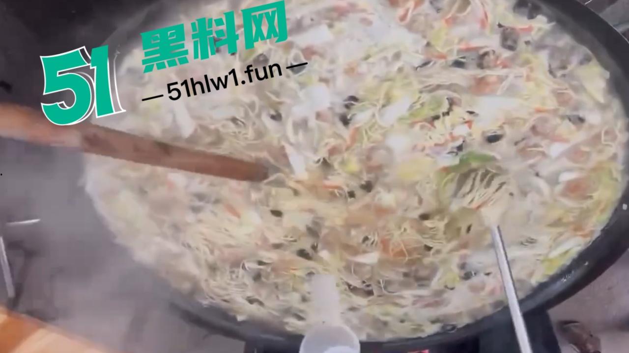 泉州石狮鸳鸯池公园免费爱心早餐摊，被大爷破口大骂只因来晚没拿到油条，果然生米恩斗米仇啊。-4