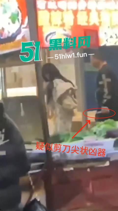 福建南平惊险一男子在夜宵摊用刀具不停地捅刺一女生，这种男子就会欺负小女生。-6