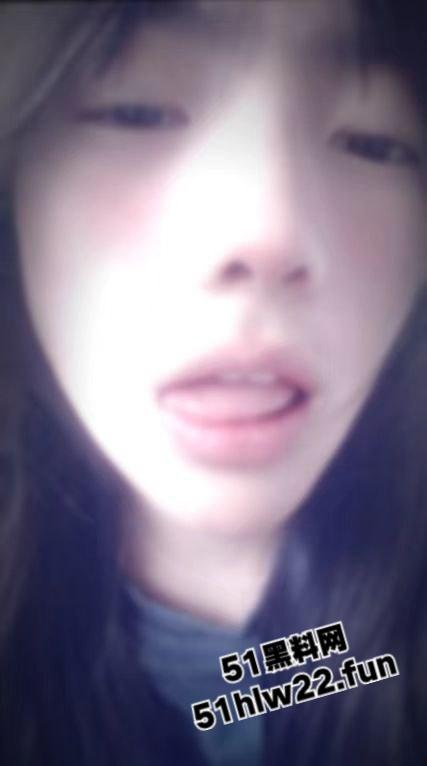 瓜友网聊西藏清纯妹，大眼撩人身材一流被网友拿裸照威胁，背着男友自慰裸聊实在太刺激了。-7