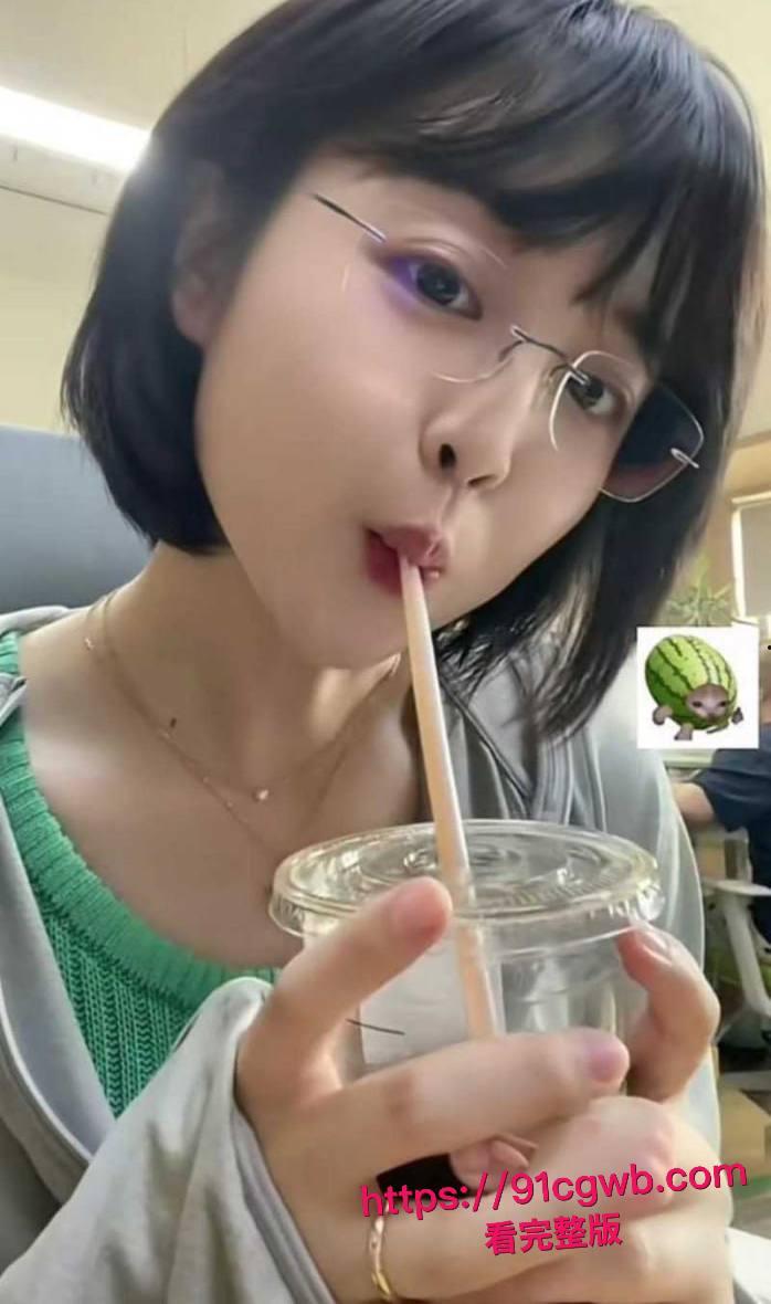 全网爆火高铁短发女孩大瓜！抖音真铁蛋被实锤为女主 私下各种大胆露出 高铁口交户外放尿 为了流量毫无底线！-14