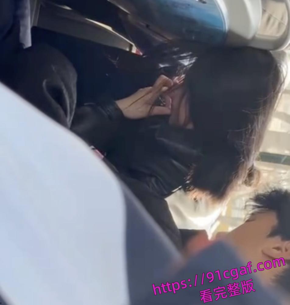 山东潍坊的这对学生情侣在公交车上众目睽睽之下给男朋友口交-1