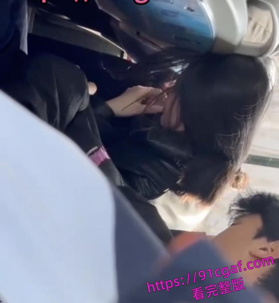 山东潍坊的这对学生情侣在公交车上众目睽睽之下给男朋友口交-2
