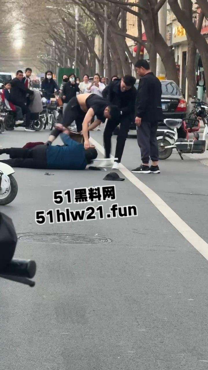 当兵16年后回家先放倒爹妈，河北鸡泽男子为跟小三淫混暴打自己亲生父母，警察面前还放不下拳头。-1