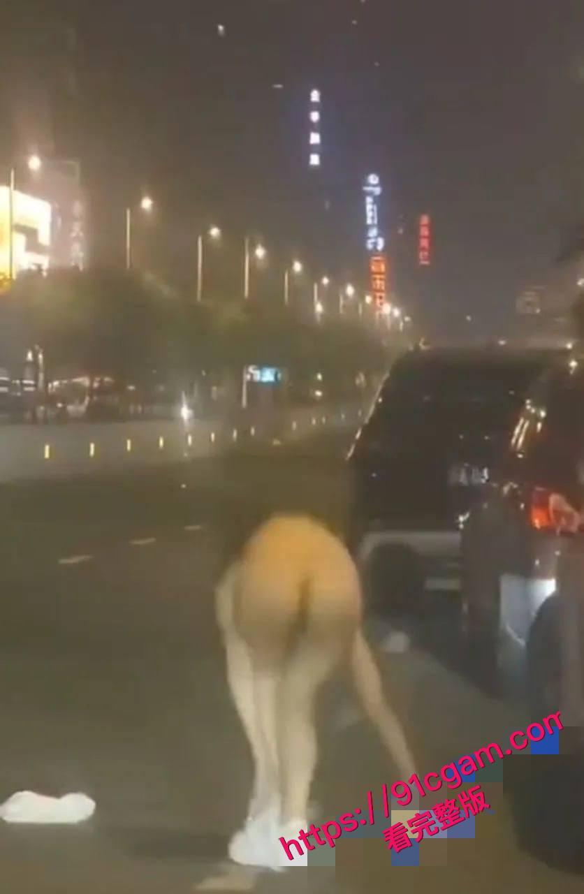 沈阳街头情侣吵架分手，一言不合当街脱光，该说不说身材是真的好！ #沈阳街头情侣吵架脱光 #当街脱光 #沈阳新闻 #吃瓜-2