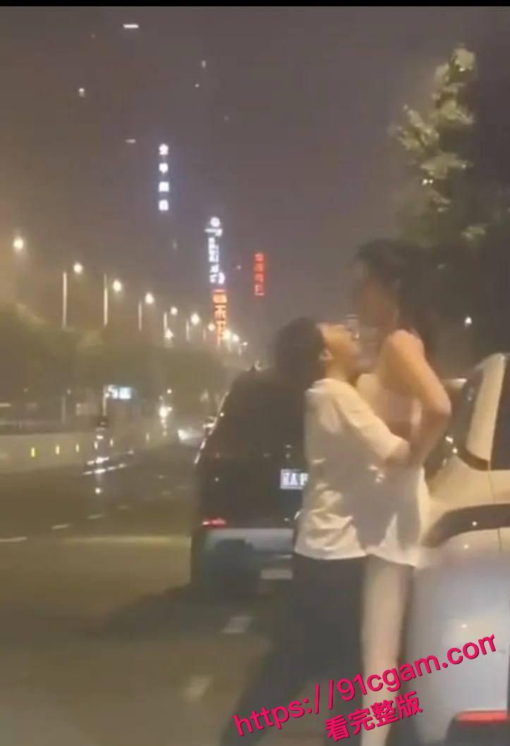 沈阳街头情侣吵架分手，一言不合当街脱光，该说不说身材是真的好！ #沈阳街头情侣吵架脱光 #当街脱光 #沈阳新闻 #吃瓜-5