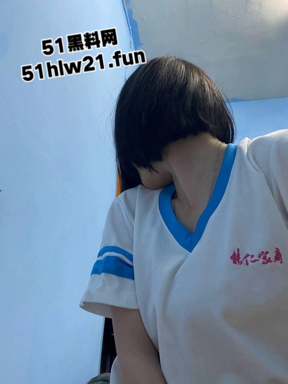 南京艺术学院，女大学生【胡雅婷】外表清纯可爱，白嫩的蜜桃臀被疯狂后入淫叫声不断。-4