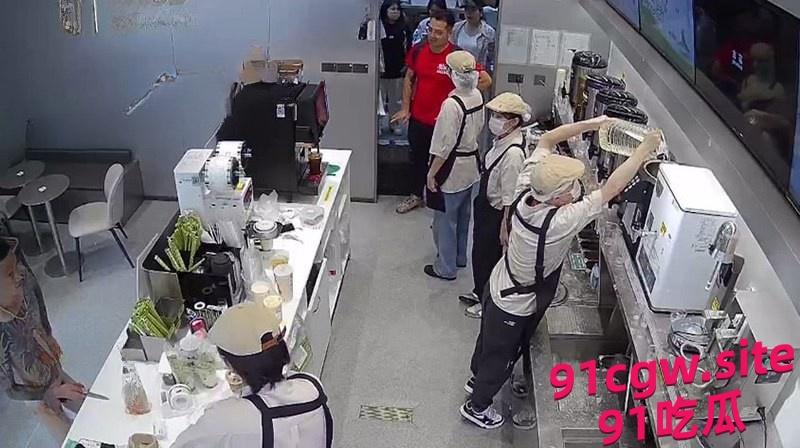 裸男持刀进入奶茶店 店员机智应对将其制服！-2