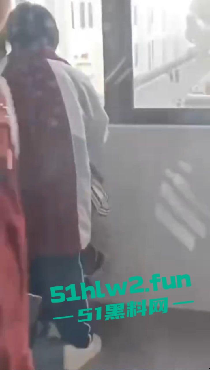 江苏淮阴中专教室走廊变活春宫！学生狗男女当众表演口交，偷拍视频疯传，学校沦为龟狗乐园！-4