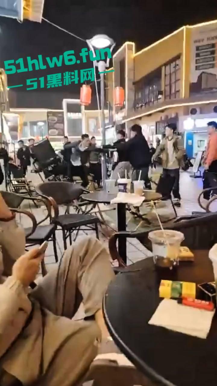 浙江义乌尚尚电竞酒店旁奶茶店门外发生乱斗，一男子见色起义撩骚美女被其男友发现带朋友群殴暴揍。-1