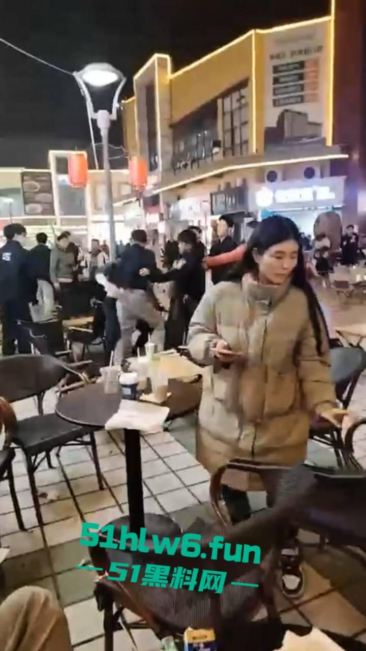 浙江义乌尚尚电竞酒店旁奶茶店门外发生乱斗，一男子见色起义撩骚美女被其男友发现带朋友群殴暴揍。-6