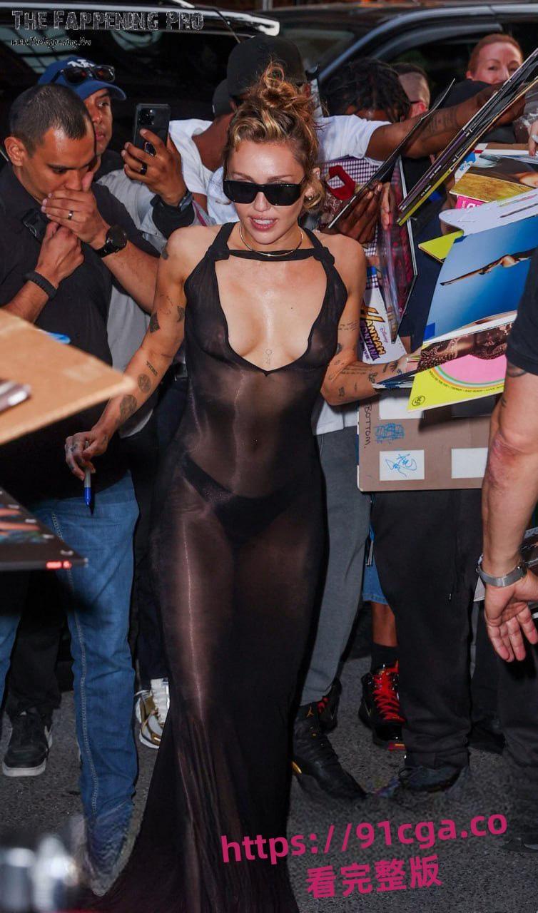 美国歌手 麦莉·赛勒斯为粉丝签名，不戴胸罩薄纱下毫无遮挡装扮惊艳全场！-1