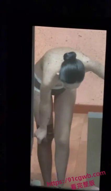 大神潜入东航空姐宿舍窗外偷窥多位空姐日常生活洗澡换衣服重磅泄密-2