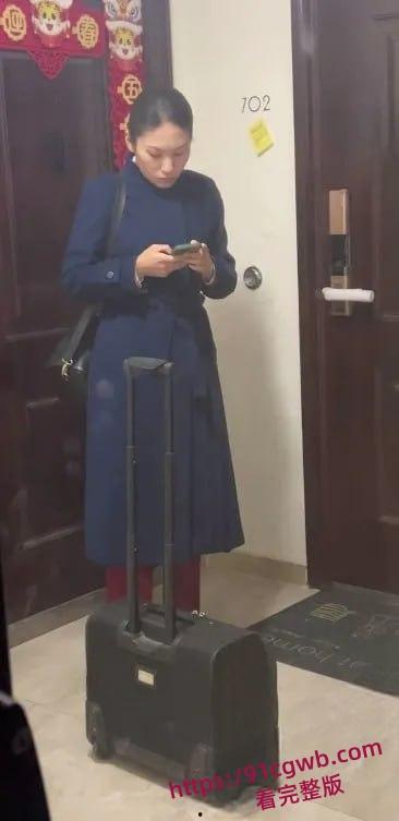 大神潜入东航空姐宿舍窗外偷窥多位空姐日常生活洗澡换衣服重磅泄密-6