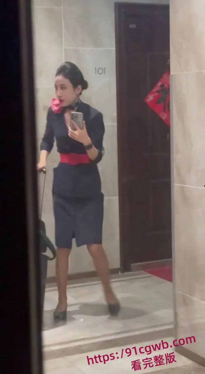 大神潜入东航空姐宿舍窗外偷窥多位空姐日常生活洗澡换衣服重磅泄密-8