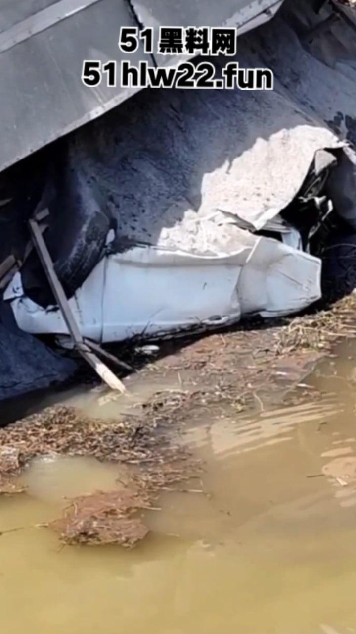 南通市六匡发生惨烈车祸，小车被运沙车侧翻压倒在车内，老两口被碾压身亡现场画面流出。-4